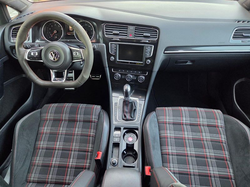 Volkswagen Golf (2016) 2.0 TSI GTI - fotka 7 z 11