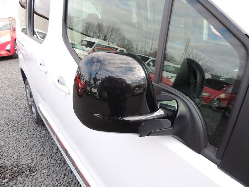 Toyota ProAce City Verso (2023) 1.2T,81kw,Family,7míst,1maj.ČR - fotka 24 z 76