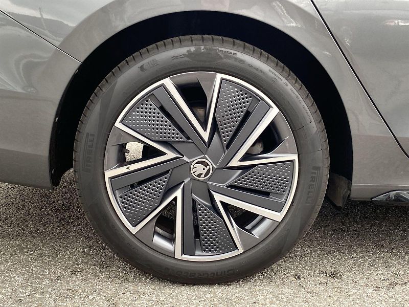 Škoda Superb (2025) Combi 2.0 TDI 4x4 DSG Sportlin - fotka 35 z 39