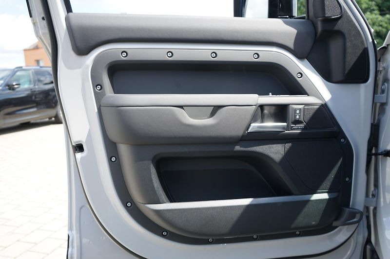 Land Rover Defender (2026) 110 X-Dynamic SE P300e       - fotka 18 z 37