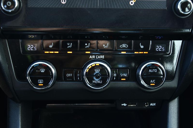 Škoda Octavia 1.8 TSI 132kW DSG STYLE LED ČR - fotka 16 z 23