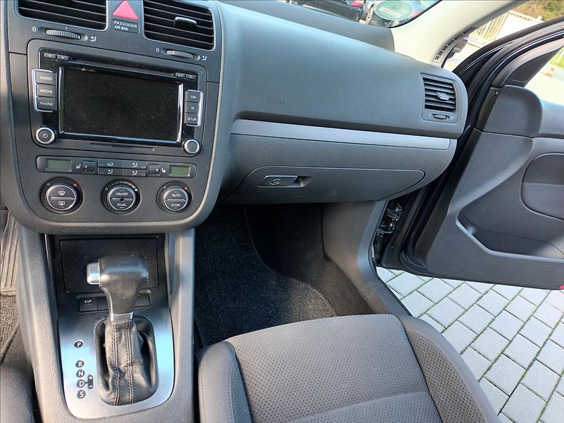 Volkswagen Golf 1,6 75kw,AUTOMAT,SERVISKA - fotka 14 z 35