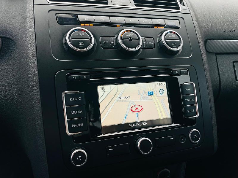 Volkswagen Touran 1.4TSI VÝHŘEV SERVISKA TAŽNÉ - fotka 36 z 46