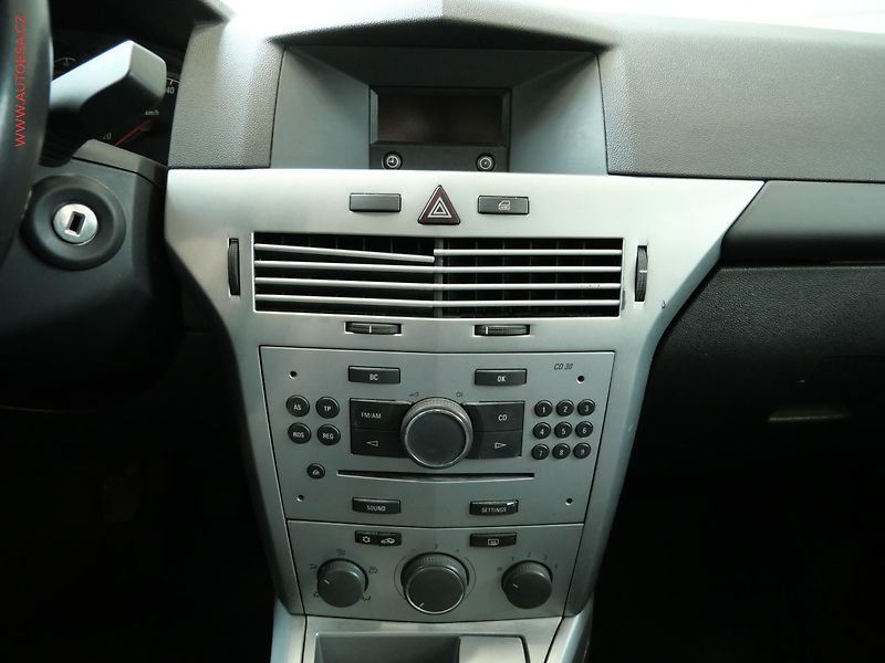 Opel Astra (2011) 1.4 16V, 1.maj,ČR, Klima - fotka 13 z 19