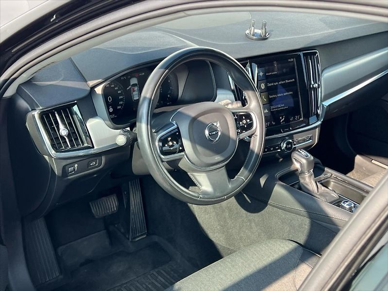Volvo V90 2,0 187kW 8AT 2WD MOMENTUM  T5 - fotka 6 z 24