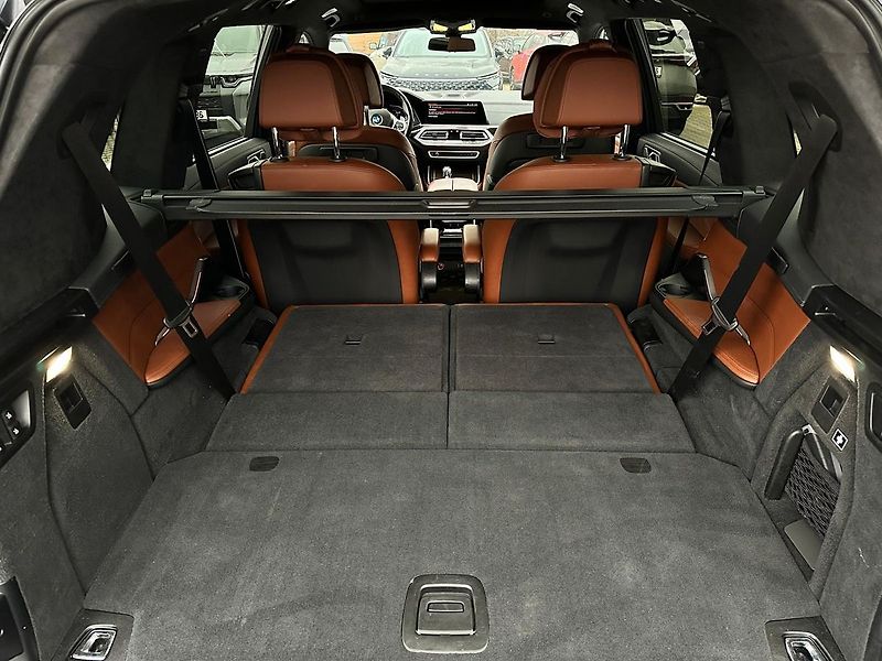 BMW X7 50i xDrive Individual B&W - fotka 14 z 19