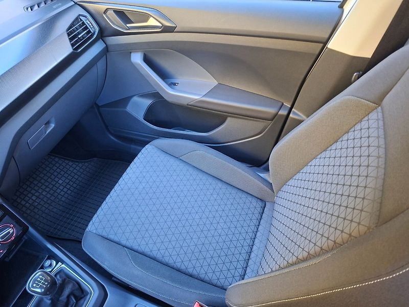 Volkswagen T-Cross (2019) 1.0TSI 70kW MAN -1.MAJITEL - fotka 13 z 34