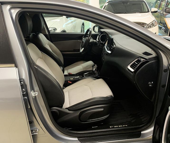 Kia Ceed 1,4 T-GDi Exclusive DCT, ČR - fotka 12 z 25
