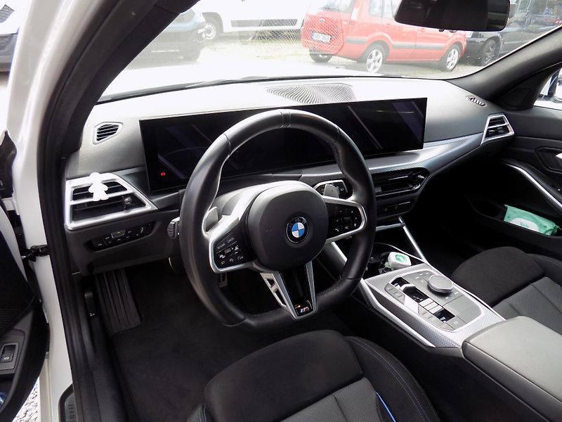 BMW Řada 3 330I 180 KW M SPORT XDRIVE - fotka 19 z 39