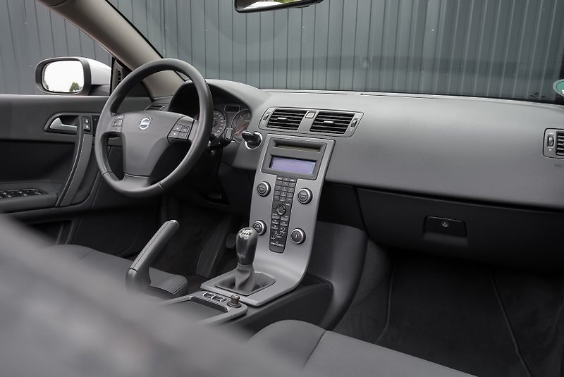 Volvo C70 2.4 D5 MOMENTUM - fotka 17 z 34