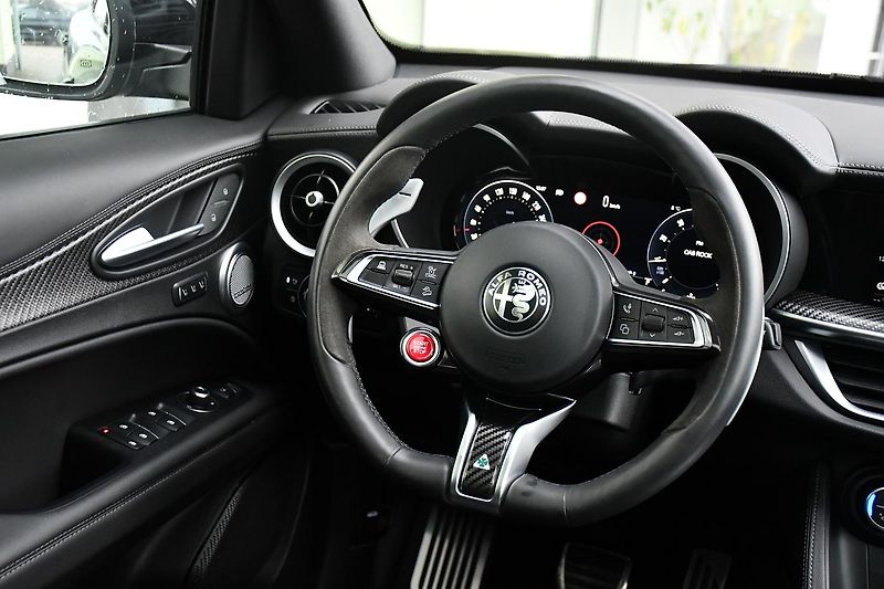 Alfa Romeo Stelvio 2.9V6 Bi-T.382 kW QUADRIFOGLIO - fotka 6 z 46