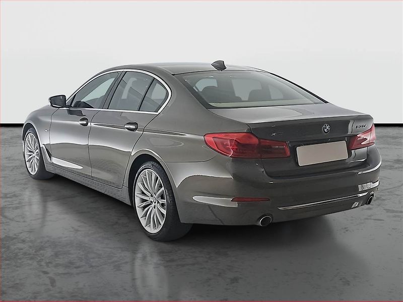 BMW Řada 5 (2018) Luxury Line 530i xDrive - fotka 4 z 19