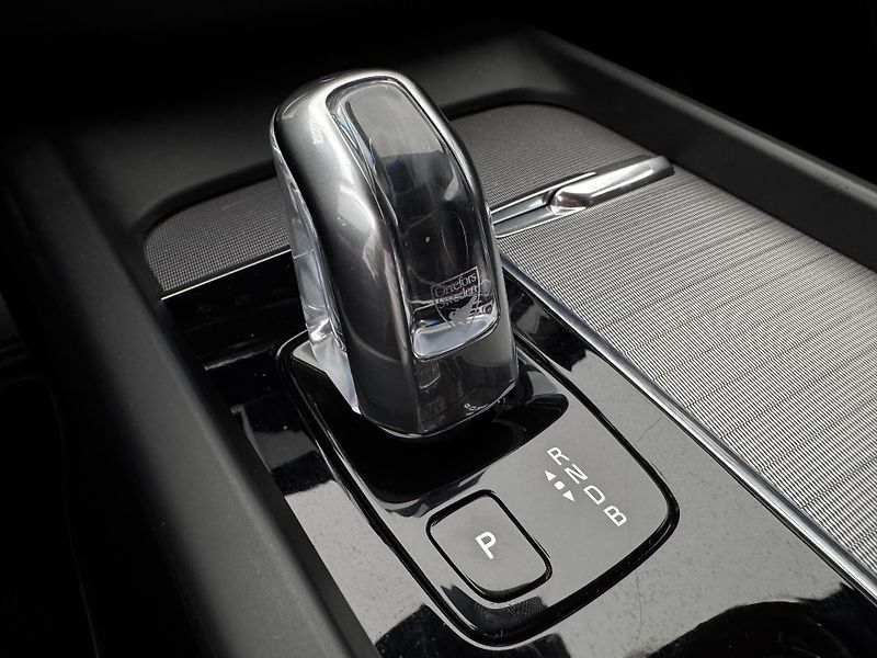 Volvo XC60 T8 AWD RECHARGE R-DESIGN AUT - fotka 30 z 51