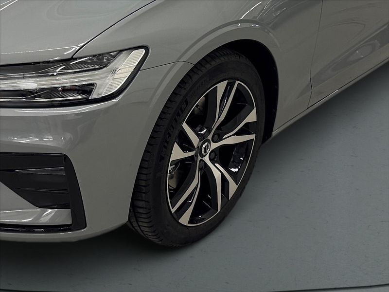 Volvo V60 (2025) 2,0 B4 FWD Plus Dark 5418 - fotka 6 z 15