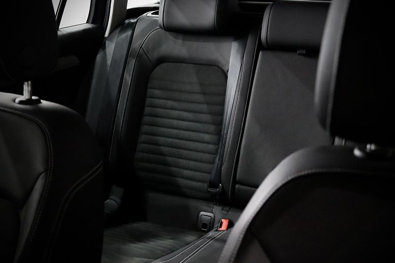 Volkswagen Passat 2.0 TSI 140 kW DSG Elegance - fotka 24 z 47