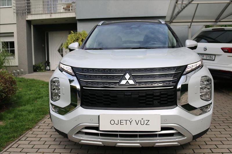 Mitsubishi Outlander 2,4 PHEV, 7míst, Tažné - fotka 2 z 56