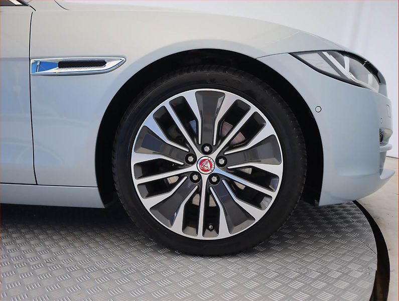 Jaguar XE (2015) E-Performance, Navi, Xenony - fotka 15 z 21