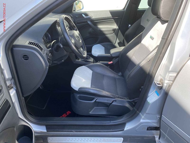 Škoda Octavia (2013) 2.0 TDi, RS, xenon, AC - fotka 9 z 17