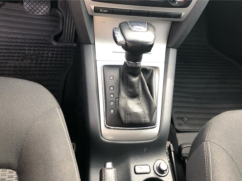Škoda Octavia Combi 1.6 TDi Elegance - fotka 21 z 28