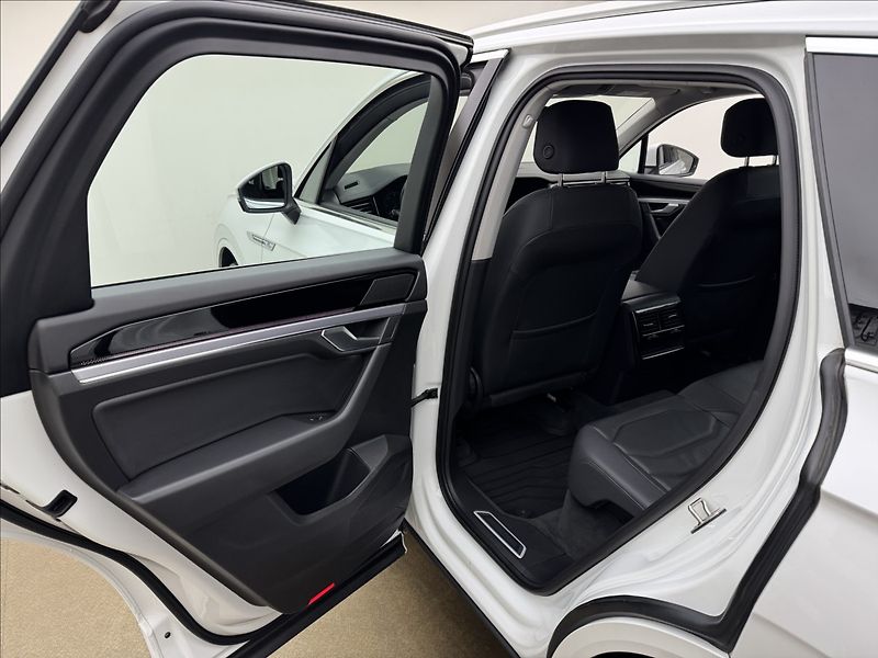 Volkswagen Touareg 3,0 R-LINE VZDUCH NV MATRIX ČR - fotka 40 z 48