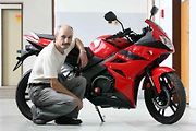 Garant projektu Josef Formánek se silniční elektromotorkou.