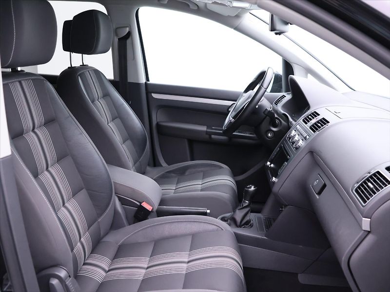 Volkswagen Touran 1,2 TSI Match 7-Míst Serv.knih - fotka 12 z 35