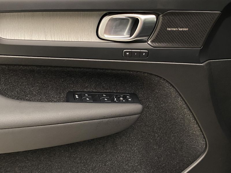 Volvo XC40 B4 DARK ULTRA AUT CZ - fotka 29 z 56