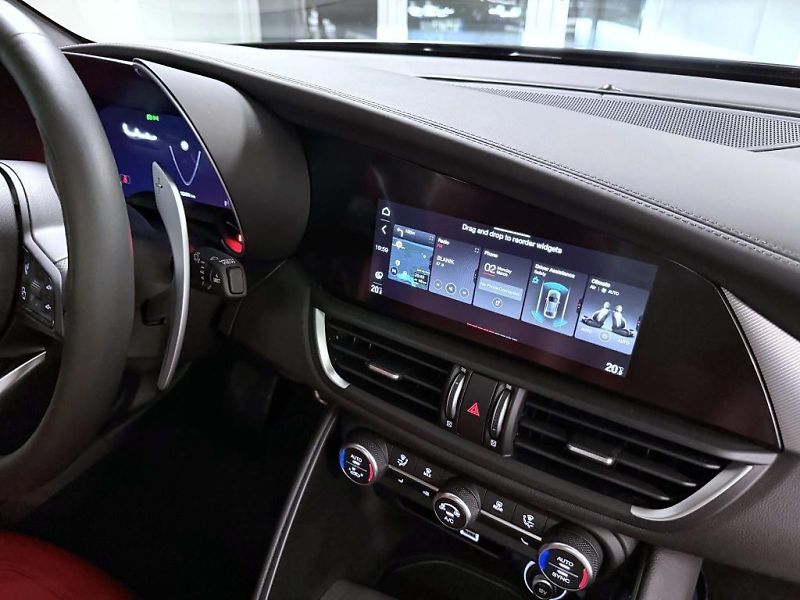 Alfa Romeo Giulia (2024) 2.0T 280k AT8 ZF Q4 4x4 Veloce - fotka 10 z 23