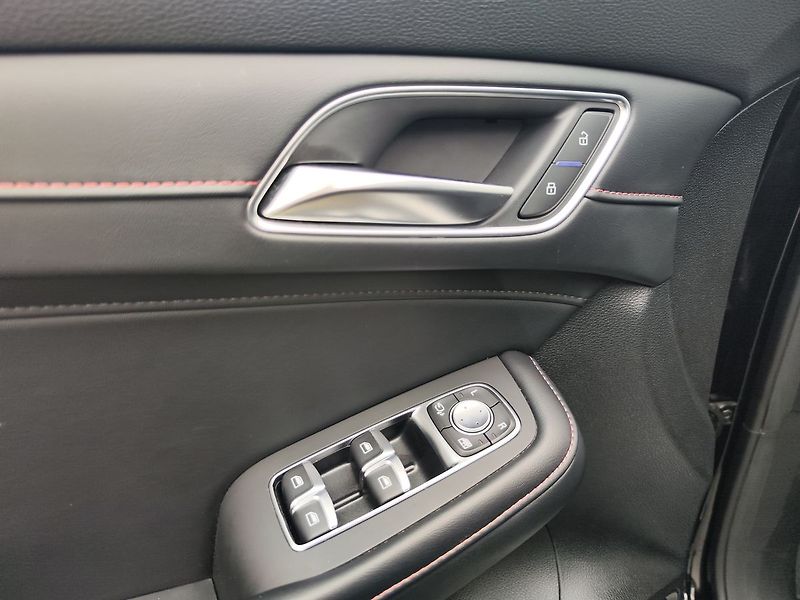 MG HS 1.5 TGi/119kW Emotion - fotka 35 z 38