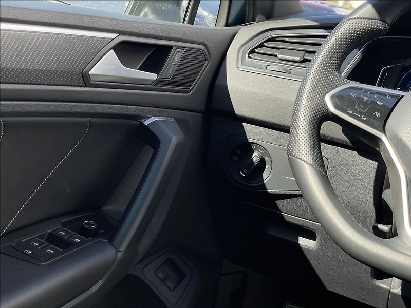 Volkswagen Tiguan 1,4 TSI PHEV DSG R-Line TAŽNÉ - fotka 14 z 25