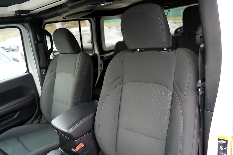 Jeep Wrangler 2.2 CRD/Sport/MultiJet/4x4/AT - fotka 27 z 44