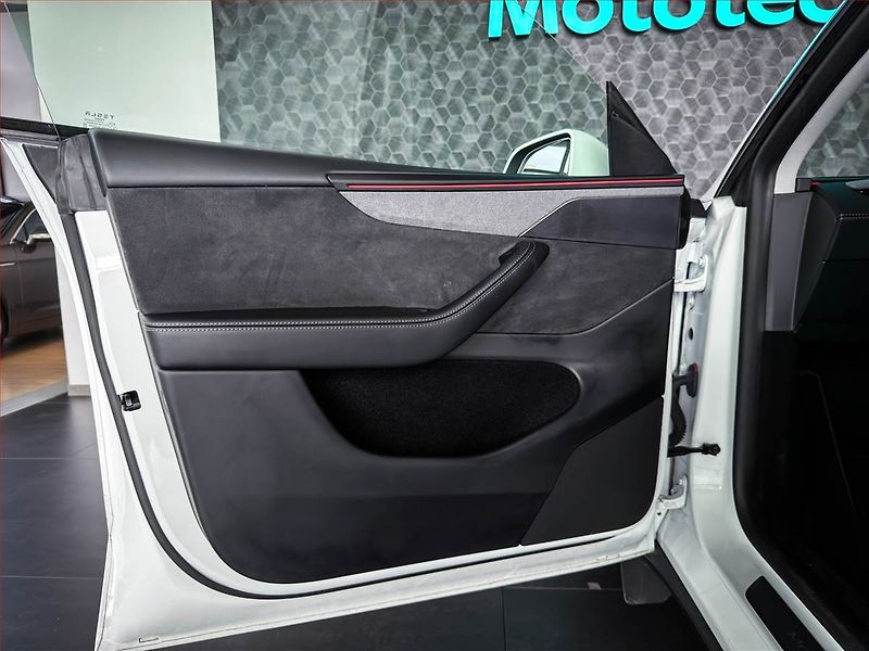 Tesla Model Y (2025) Long Range AWD 79kWh - fotka 12 z 21