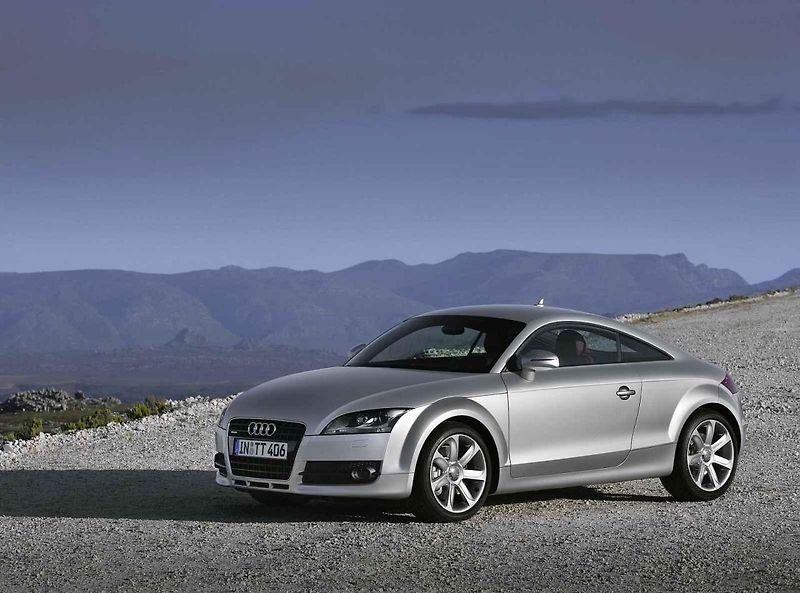 Původní koncept Audi TT spolu s limitovanou edicí TT RS Coupé Iconic Edition