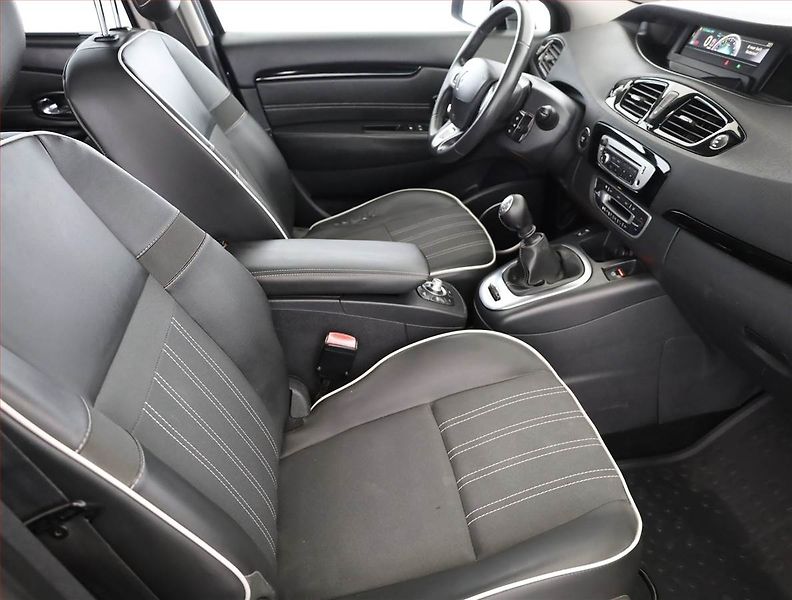 Renault Grand Scénic (2012) 2.0 dCi, po STK, Tažné - fotka 7 z 17