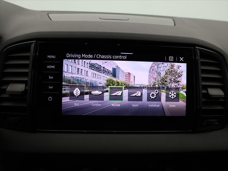 Škoda Karoq 2,0 TSI 140kW DSG CZ Sportline - fotka 21 z 33