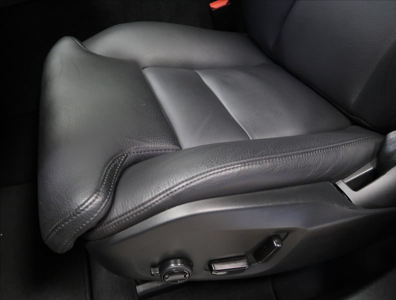 Volvo XC60 2,0 B4 AWD PLUS DARK 1. MAJ ČR - fotka 42 z 55
