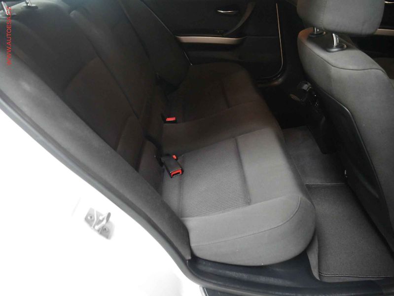 BMW Řada 3 (2010) 2.0d, AC, temp. - fotka 10 z 19