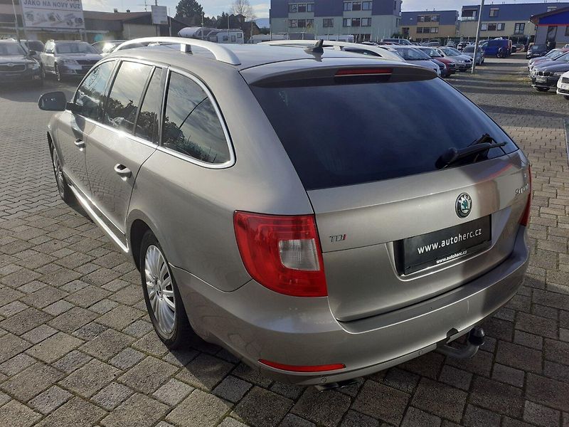 Škoda Superb (2011) 2.0 TDi Elegance - fotka 5 z 37