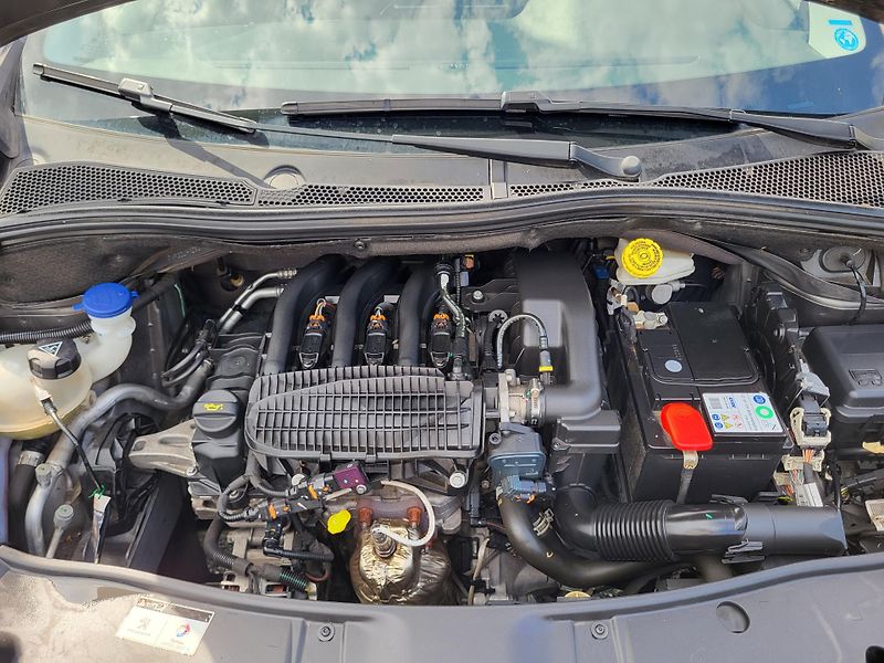 Peugeot 2008 1.2 PureTech 82k ČR 1.majitel - fotka 33 z 47