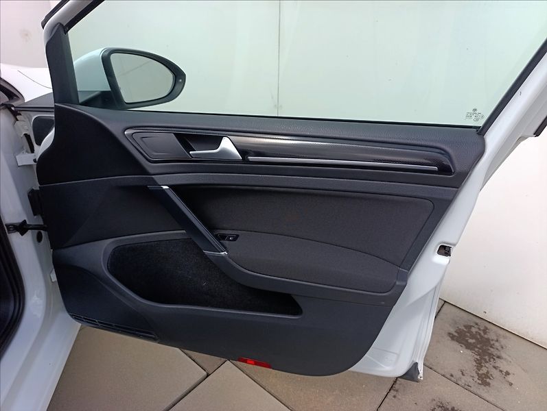 Volkswagen Golf 2,0 TDi DSG Aut.Klima Tempomat - fotka 28 z 41