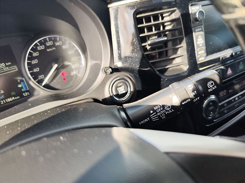 Mitsubishi Outlander 2.2 DI-D/110kW 4x4,7 Míst - fotka 30 z 36