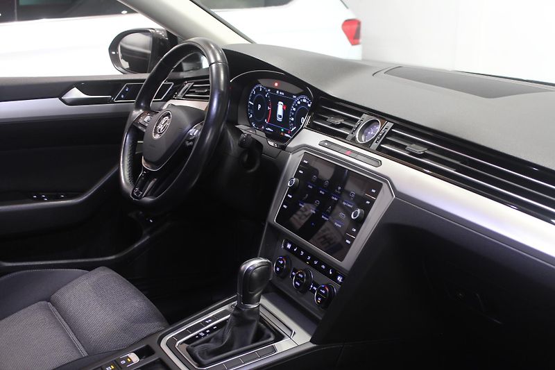 Volkswagen Passat (2019) 2.0TDI DSG Display LED Navi - fotka 23 z 35