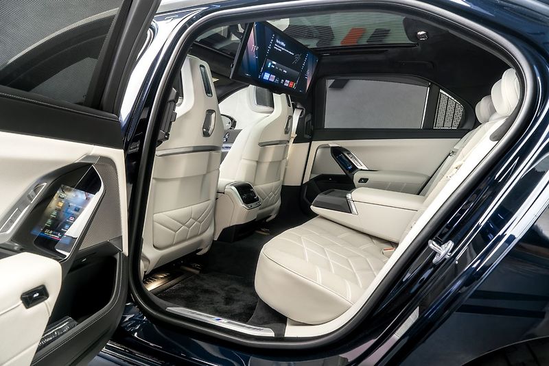 BMW Ostatní 60 M-Sport Individual Theatre - fotka 14 z 29