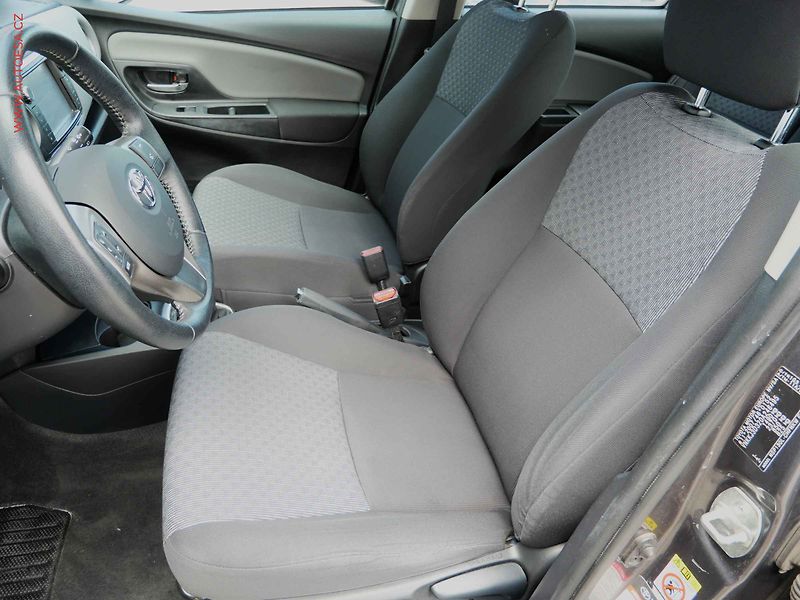Toyota Yaris (2014) 1.3 VVT- i, ČR, AC, park - fotka 9 z 18