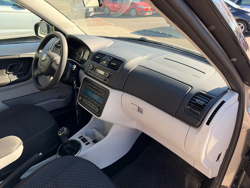 Škoda Fabia (2011) 1.2TSI 77kW Ambition+ - fotka 25 z 28