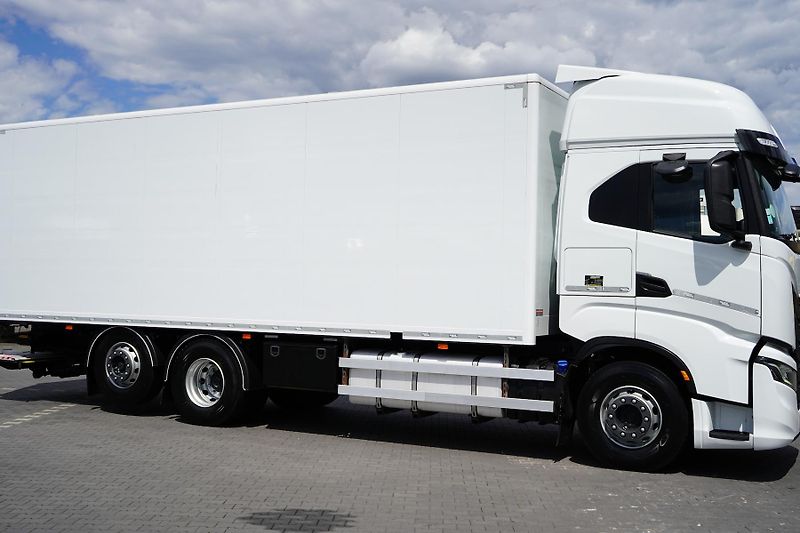 Iveco S-WAY (2021) 420 / E 6 / KONTENER + WINDA / - fotka 16 z 47