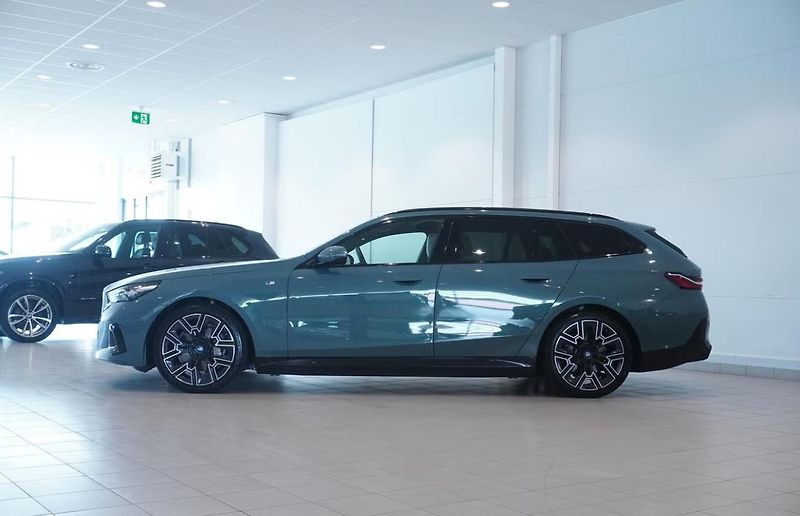 BMW i5 eDrive40 Touring M 360kam Pano - fotka 3 z 14