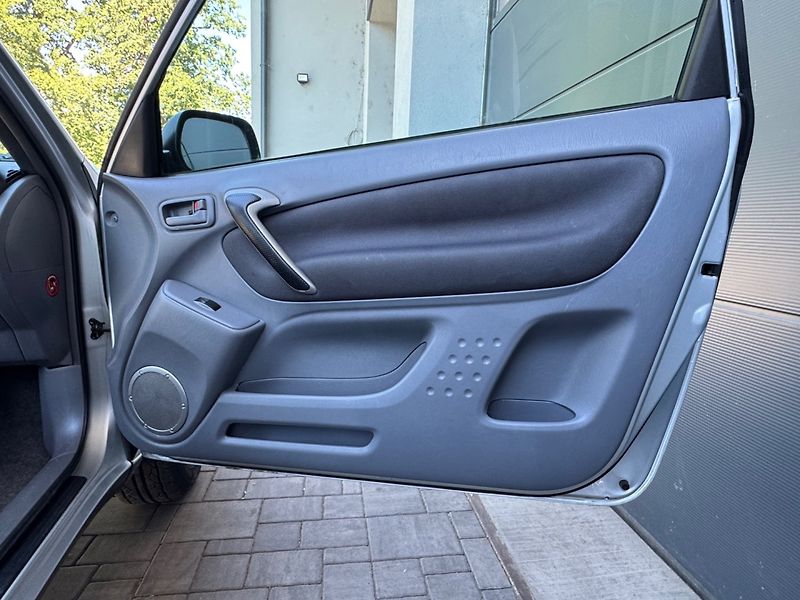 Toyota RAV4 (2003) 2.0 D-4D 4WD - fotka 12 z 27