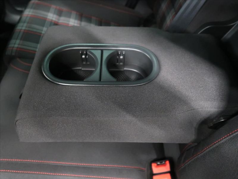 Volkswagen Golf 2,0 TSI 180kW GTI Performance - fotka 31 z 41
