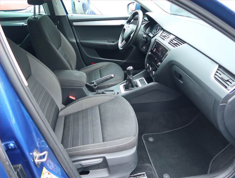 Škoda Octavia (2018) 1.4 TSI, Navi, Tempomat - fotka 9 z 18